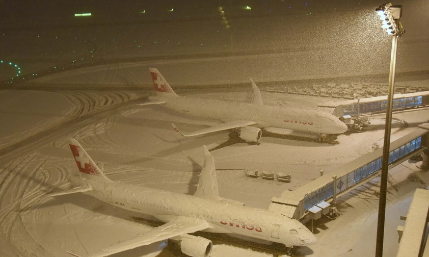 Alles voll: Der Flughafen hat sehr viel Schnee abbekommen.