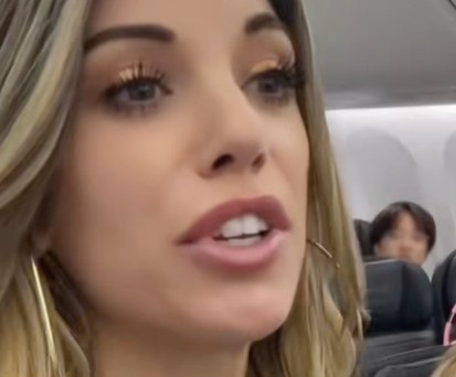 Missionarin Whitney Lynn spricht im Flugzeug von Alaska Airlines: Die Crew fühlte sich nicht  wohl dabei.