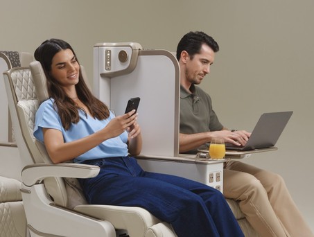 Emirates zeugte ihren neuen Premium-Econmy-Sitz: Der Sitz ist elektrisch und  mit einer Trennwand ausgestattet. 