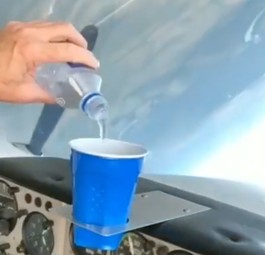 Kunstflug mit einem Becher voll Wasser