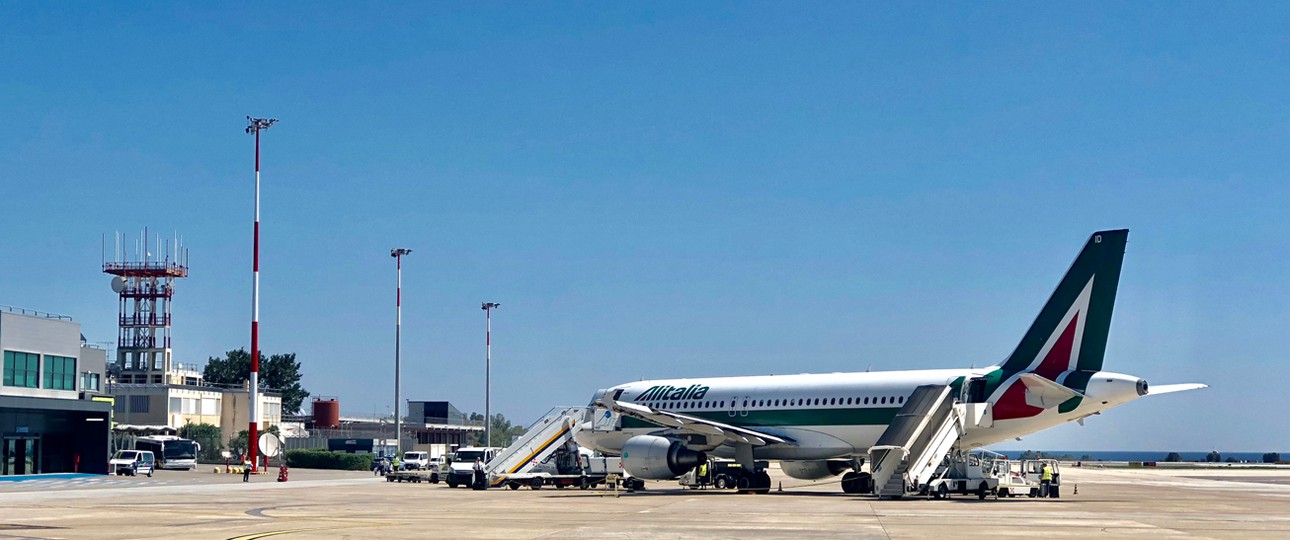 Flieger von Alitalia: Darf die neue Airline die marke verwenden?
