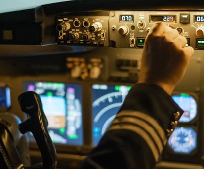 Pilot im Cockpit: Der Absturz des Fluges von Air India hat die Diskussion um Kameras neu entfacht.