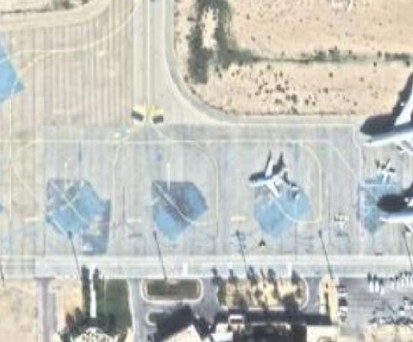 Flughafen Tozeur–Nefta in Tunesien: Rechts zu sehen sind die beiden Boeing 747.