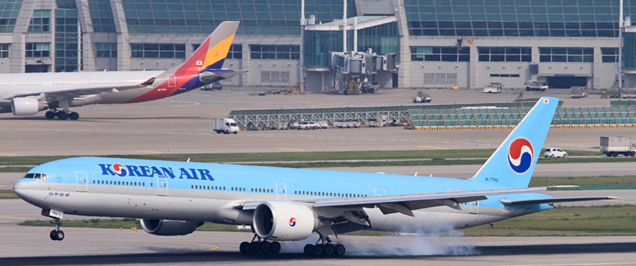 Boeing 777-300 von Korean Air, dahinter ein Jet von Asiana: Bald in einem Terminal.