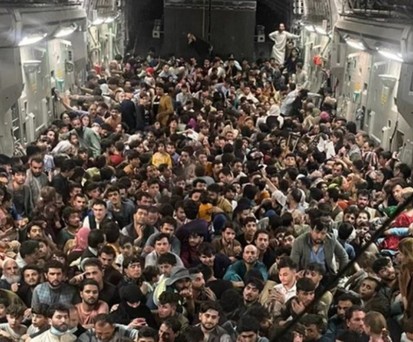 640 Passagierinnen und Passagiere: Die Menschen kletterten noch über das halb offene Tor in die C-17.