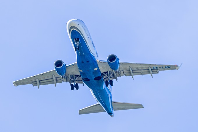 Die Embraer E17 der Heimairline People's.