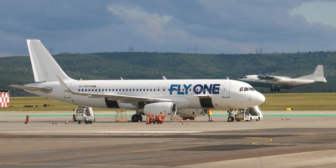 Ein Jet der moldauischen Fly One und im Hintergrund ein Flugzeug der ukrainischen Cavok Air: Immer mehr Verkehr am Airport Chisinau.