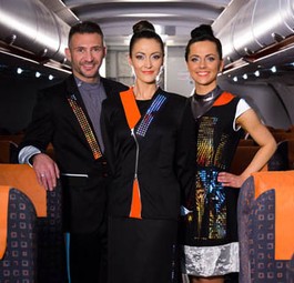 Das sind die neuen intelligenten Uniformen der Flugbegleiter. Sie sollen einerseits Stil haben und immer noch bequem sein. LEDs am Jackenrevers zeigen wichtige Informationen wie die Flugnummer und die Destination an.
