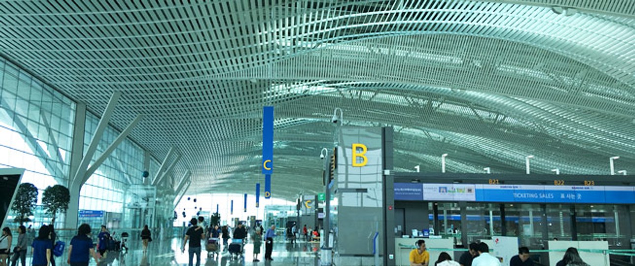 Terminal 2 des Incheon Airport: Die Decke erinnert von der Form her an Wellen und lässt viel Licht hinein.