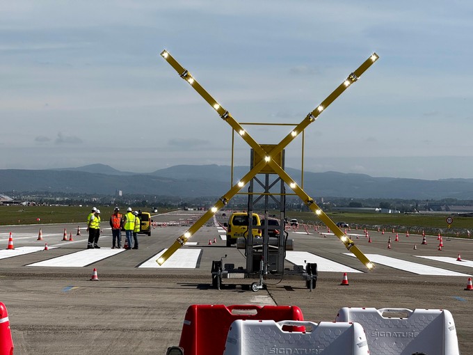Das gelbe Kreuz signalisiert: Der Flughafen Basel ist derzeit geschlossen.