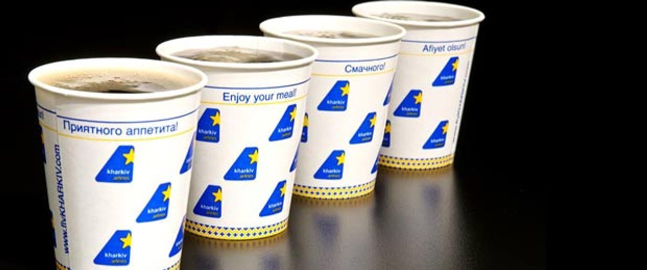 Kaffeebecher von Kharkiv Airlines: Nun wird er an Bord ausgeschenkt.