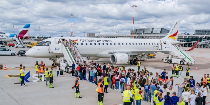 ... einer Embraer E190 von German Airways in Stuttgart an.