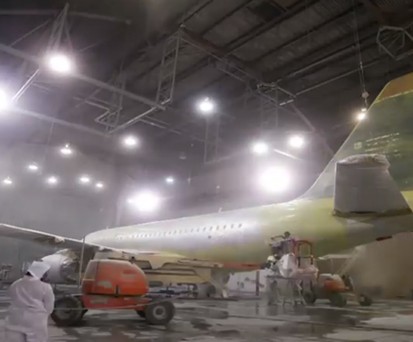 Flieger im Hangar: Vun US zu American.