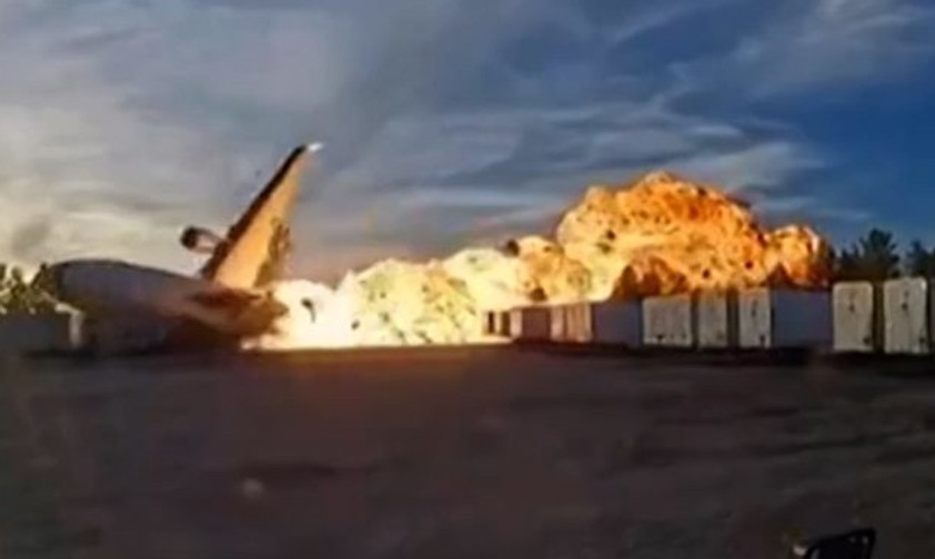 Der Moment des Unfalls: Die McDonnel Douglas MD-11 geht in einem Feuerball auf.