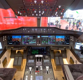 Die Attrappe eines CR929-Cockpits auf einer Luftfahrtmesse: Dauert noch etwas.