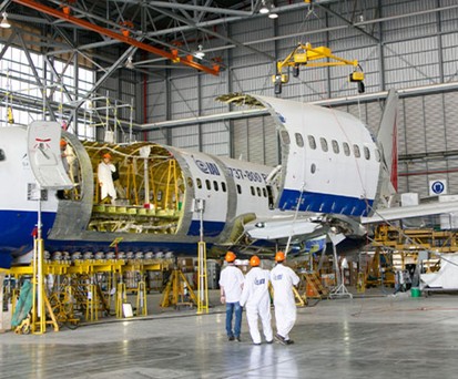 Umbau einer Boeing 737 zum Frachter: Bald auch in Neapel.