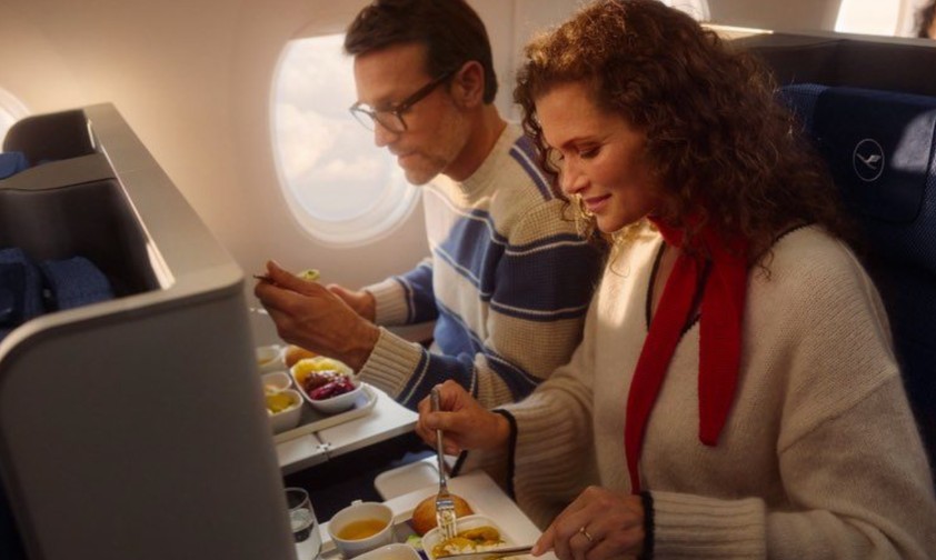Premium Economy Class von Lufthansa: Sitzen Reisende bald stundenlang vorm leeren Tablett?