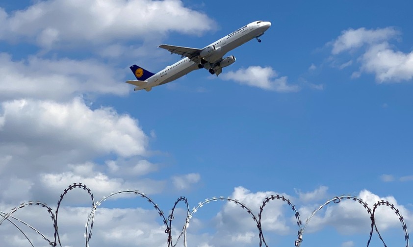 Flugzeug von Lufthansa: Viele bleiben am Freitag am Boden.