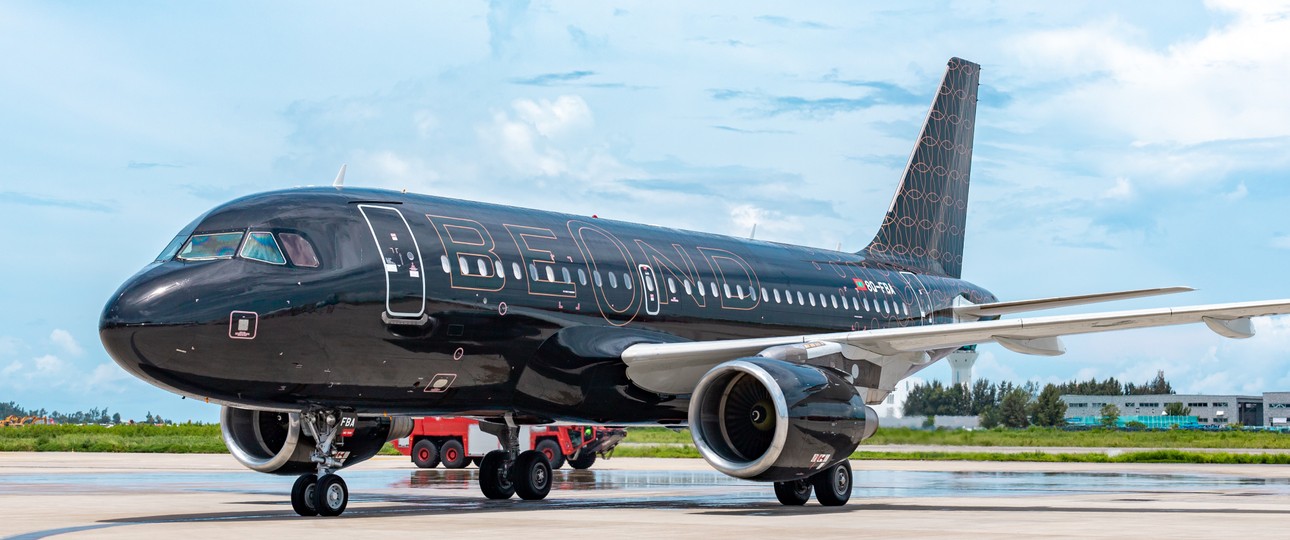Airbus A319 mit dem Kennzeichen 8Q-FBA: Das erste Flugzeug von Beond in seiner neuen Lackierung und ...