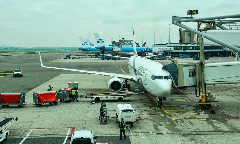 Boeing 737 von El Al am Flughafen Amsterdam: Der Zoll kontrolliert Reisende auf Waren aus von Israel besetzten gebieten.