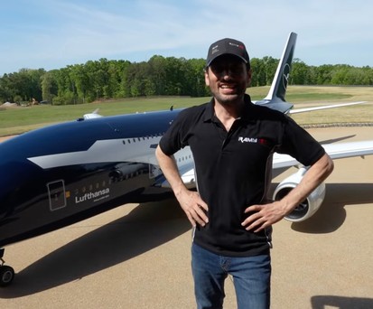 Ramy RC vor seinem Lufthansa-Airbus-A380: Ganz schön groß.