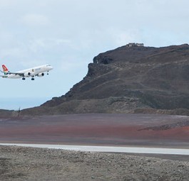 Embraer beim Anflug auf St. Helena: Die Scherwinde sind nicht zu unterschätzen.