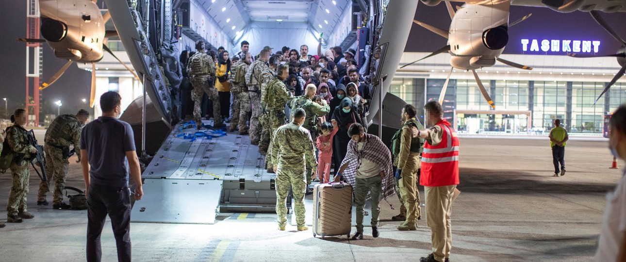 Afghanische Flüchtlinge steigen aus einem Flieger der deutschen Bundeswehr aus. Von Taschkent aus wurden sie mit einem Airbus A340-300 ...