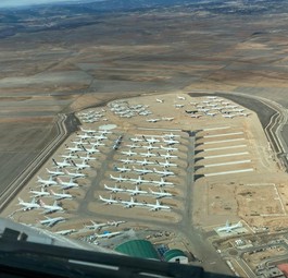Blick aus dem Cockpit auf Teruel: Am spanischen Flughafen sind Dutzende von Flugzeuge eingelagert worden.