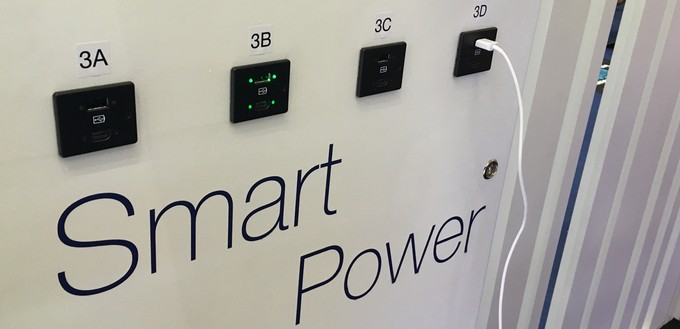 ... namens Smart Power, bei dem Passagiere für die Aktivierung des Anschlusses zahlen, auf der Flugzeugkabinen-Messe AIX in Hamburg.