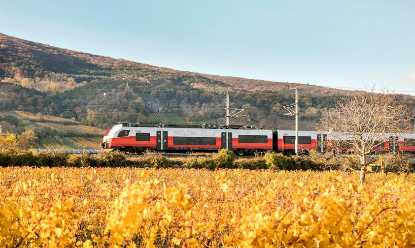Zug der ÖBB: Der öffentliche Personennahverkehr ist die beliebteste Option zur Anreise zum Flughafen Wien.