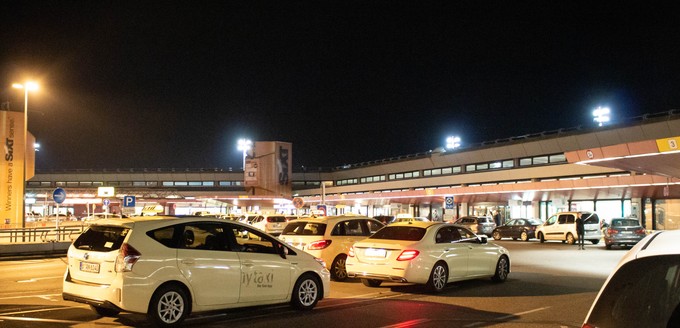 Dieser Anblick ist auch Geschichte: Ein letztes Mal warteten Taxifahrer innerhalb des Sechsecks von Tegel auf Fluggäste.