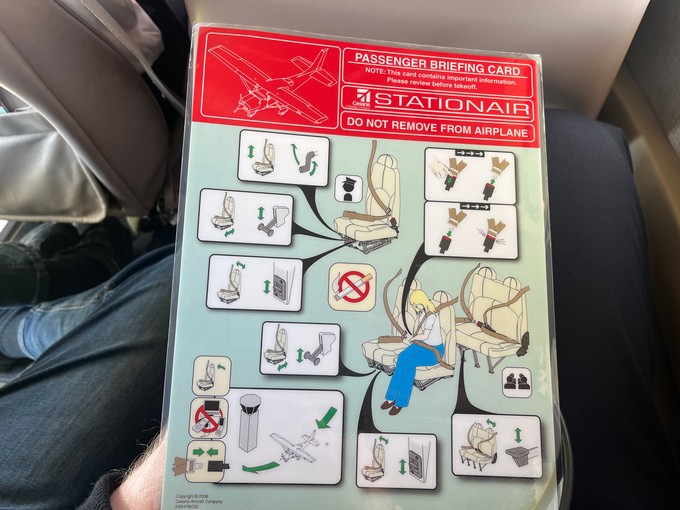 Alpen Air hat auch eigene Sicherheitskarten.