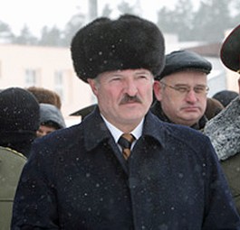 Alexander Lukaschenko besucht eine Armeeeinheit: Der Präsident will einen neuen Jet.