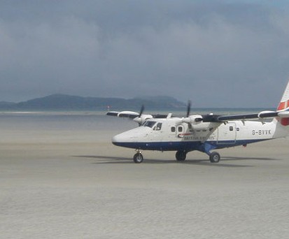 Landen kann man hier nur bei Ebbe - sonst verschwindet der Runway: Barra Airport in Schottland.