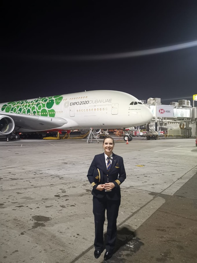 Karin Arning vor einem A380.
