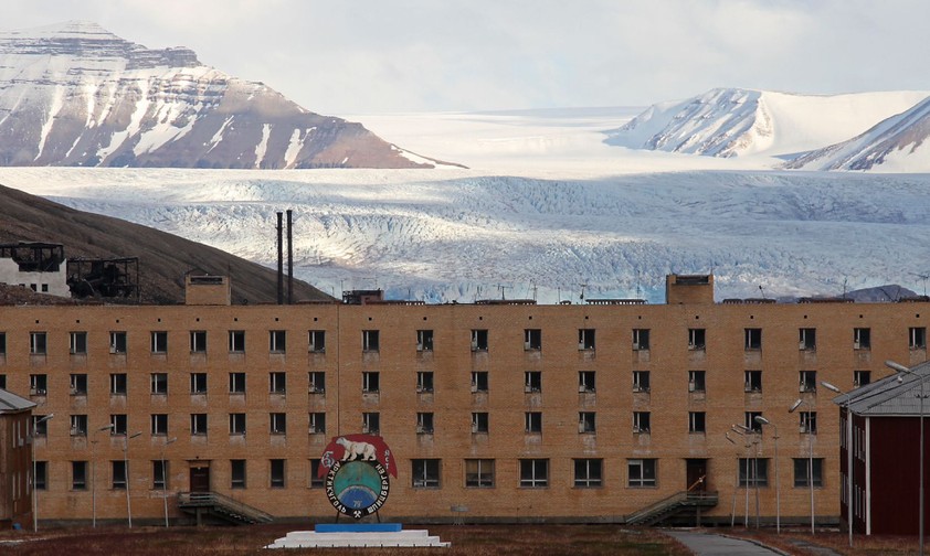 Der Ort Pyramiden auf Spitzbergen: Auch ein Flugzeugabsturz trug dazu bei, dass Russland die Kohleförderung hier einstellte. Kommen nun russische Touristen?