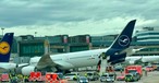 D-ABPQ: Die Boeing 787-9 liegt mit der Nase auf dem Boden.