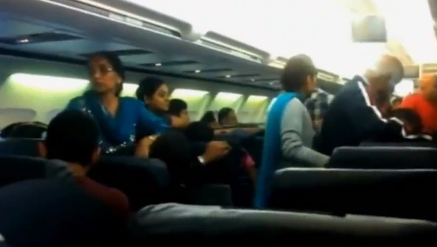 Empörte Passagiere im Problem-Flieger.