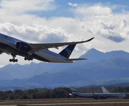 Der Airbus A350 von Azul verlässt Tarbes: 334 Reisende finden darin Platz.