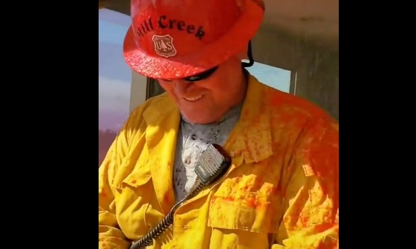 Löschflugzeug gibt Männern unfreiwillige Dusche