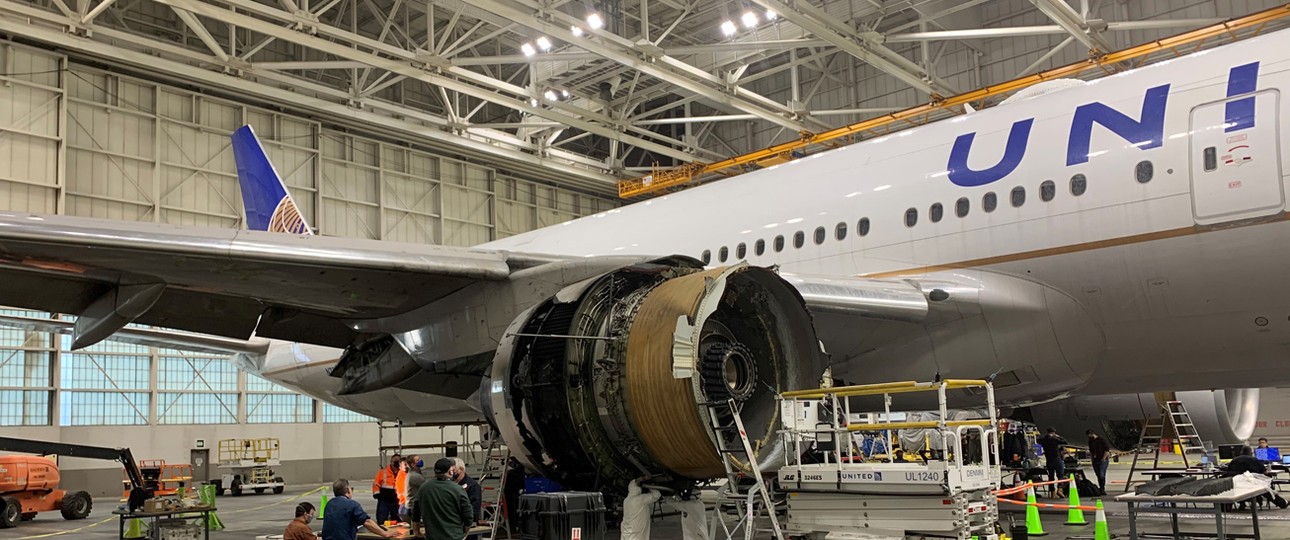 Die Boeing 777-200 von United steht in einem Hangar in Denver.