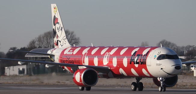 Der Airbus A321 Neo im Minnie-Mouse-Design.