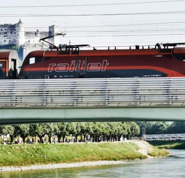 Railjet vor Festung Hohensalzburg in Salzburg: Künftig viel öfter zum Wiener Flughafen.