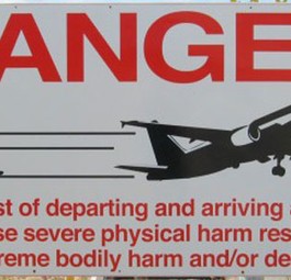 Warnschild am Flughafen: Sie sollen deutlicher werden.