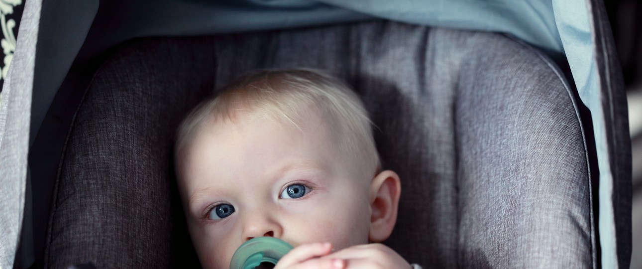 Baby im Kindersitz: Forscher wollen die Sitze sicherer machen.