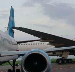 Boeing 777 schlitzt Boeing 737 auf