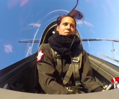 Stunt-Pilotin zeigt, was sie kann