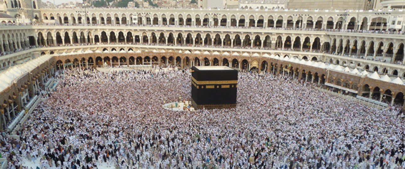 Die Kaaba im Innenhof der Heiligen Moschee in Mekka: Das zentrale Heiligtum des Islam und Ziel vieler Pilger.