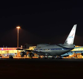 <a href="https://www.aerotelegraph.com/boeing-747-mit-teleskop-ist-gerettet">Boeing 747SP der Nasa</a> auf einem Vorfeld: Forscher und Unternehmen entwickelten neues System zur Bodenkommunikation.
