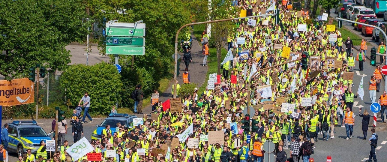 Protest der Lufthansa-Belegschaft am 15. April in Frankfurt: Über 1000 Angestellte zogen am Hangar One vorbei in dem der Konzern-Vorstand eine Gala zum Jubiläum abhielt.